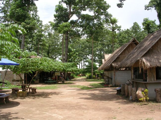 ドン・サウ島の町並み<br /><br />お土産屋がいくつかあるだけで、特にこれと言った特徴はありません。トイレに入ったら出てくる水が泥水だったというのが印象的でした。