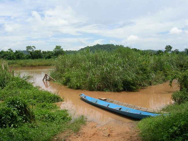 ドン・サウ島の町並み２<br /><br />少し奥に行くと川になっていて、これ以上先には行けなくなっています。もしこのボートに乗って奥まで行ってしまったら、密入国者として御用になるのでしょうか。