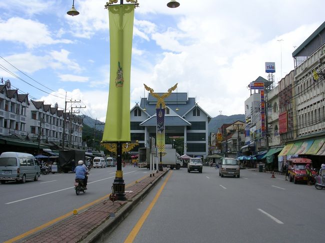 メーサーイ<br /><br />タイとミャンマーの国境です。手続きをすればビザ無しでも一日だけミャンマーに行くことが出来るのですが、時間の都合上見学するだけで入国することは出来ませんでした。