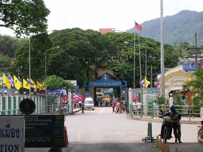 タイ側のイミグレーション<br /><br />出国手続きを取っていないので、行けるのはここまでです。