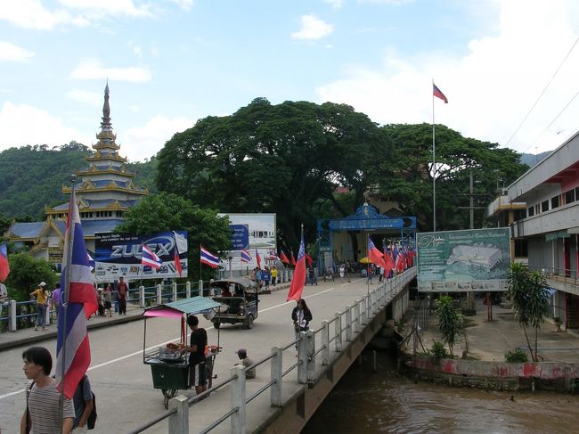 タイの最北端よりミャンマーを望む<br /><br />橋の向こう側はミャンマーです。ミャンマーには去年行ってきたのですが、バガンの遺跡群が特に素晴らしかったです。