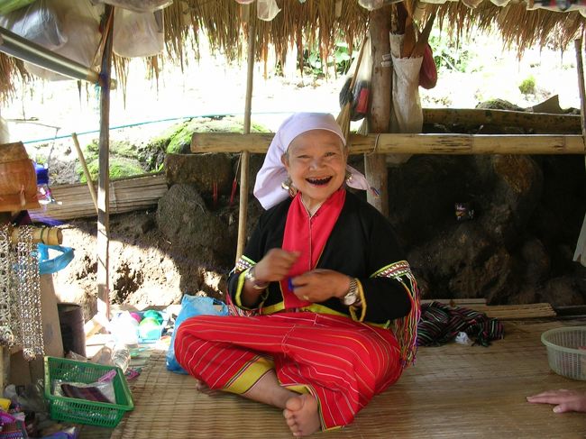 少数民族の人々<br /><br />歯が全部抜けていて、代わりに黒い義歯のようなものが埋まっています。