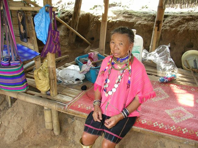 少数民族の人々２<br /><br />ここの人々はみんな観光客慣れしていて、カメラを向けるとちゃんとこっちを向いてくれます。