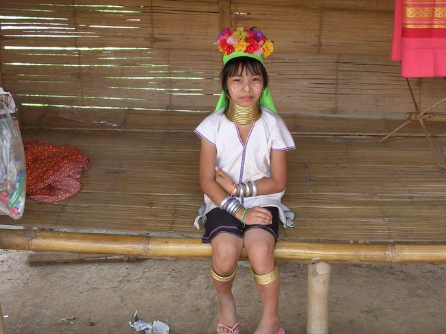 少数民族の人々３<br /><br />見たところまだ中学生くらいの年齢でしょうか。彼女の瞳には自分達はどのように映っているのでしょう？