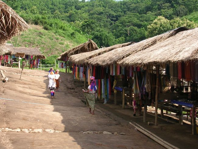 少数民族の村<br /><br />本当に質素で素朴な感じです。彼女等は観光収入を頼りに山奥からここまで降りて、ある種見世物になっているのだそうです。