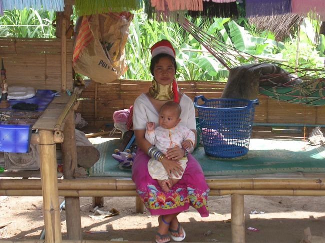 少数民族の人々５<br /><br />女の子は4歳になった時から、首にリングをし始めるそうです。