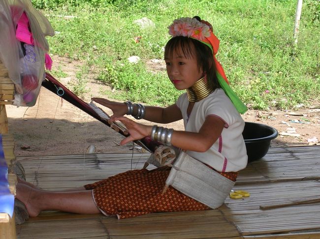 少数民族の人々６<br /><br />この子も一生懸命に織物をしています。この作業自体もある意味見世物なのでしょうか。