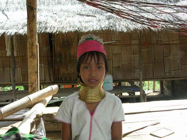 少数民族の人々７<br /><br />村ではこの子が一番可愛かったので、写真のお礼に銀のブレスレットを2個買ってあげました。