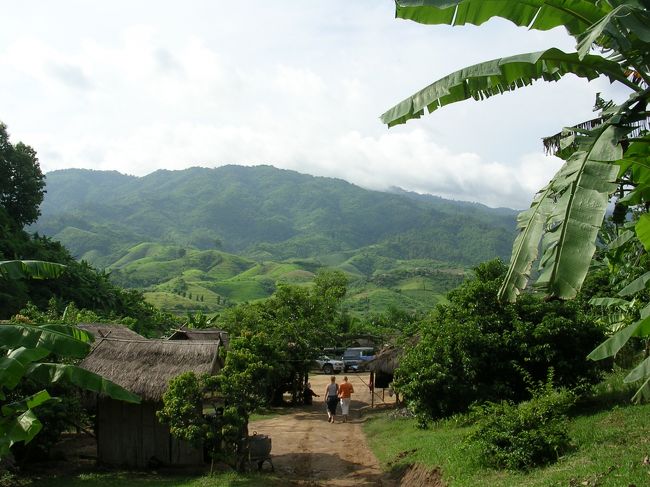 村の周辺<br /><br />周りは山々に囲まれていて、本当に何も無いところでした。
