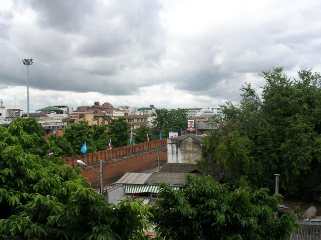 ホテルの窓より<br /><br />滞在中はスコールもほとんど無く快適に過ごせました。タイにはセブンイレブンがあるのでいろいろと助かりました。では、バンコクに戻ります。