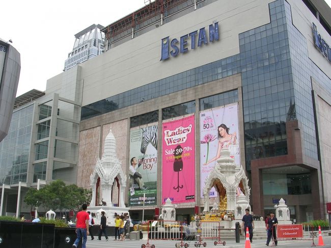 伊勢丹<br /><br />バンコクにも伊勢丹があります。やはりと言うか日本人旅行者ばかりで、店員も怪しげな日本語で挨拶してきました。食料品を多く取り扱っているので、会社へのお土産はここで買いました。