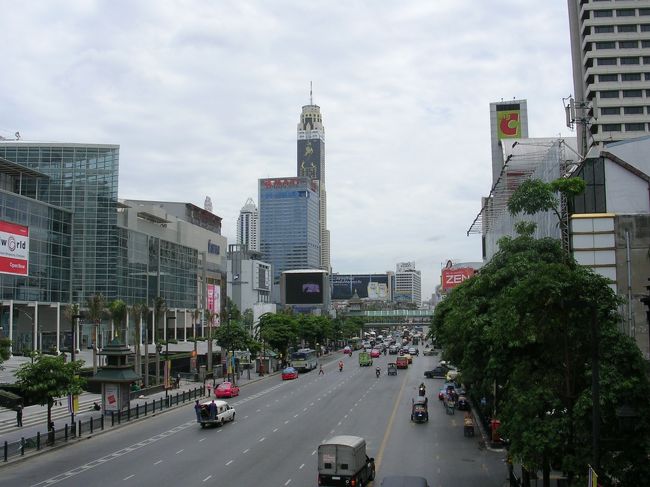 ラーチャダムリ通り<br /><br />伊勢丹を含むこの地域はいつも交通量が多く、地元の人を含め多くの人で賑わっています。この日は写真の真ん中に建っているバイヨーク・スカイホテル（68F）に泊まりました。