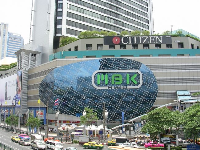 マーブン・クロン・センター<br /><br />タイの若者で賑わう巨大ショッピングセンターです。BTSにも直結していて買い物するのには便利な場所です。地元の人が多いので取り扱う商品も値段も手頃な感じでした。