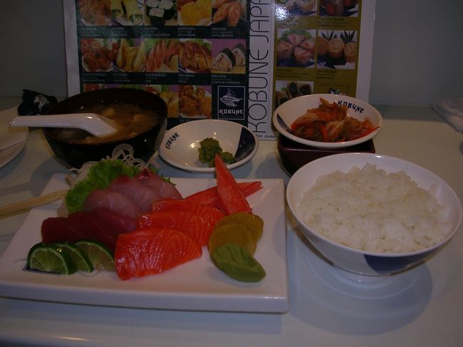 タイで食す刺身定食<br /><br />ご飯、刺身、味噌汁（レンゲ付き）、キムチという日中韓のコラボレーションが実現しました。店内は日本人以外の外国人が多くて、「OHHH！SUSHI!！」などと興奮気味に話すチビッ子もいました。<br />