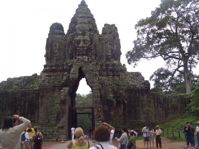 アンコールトムの門です。