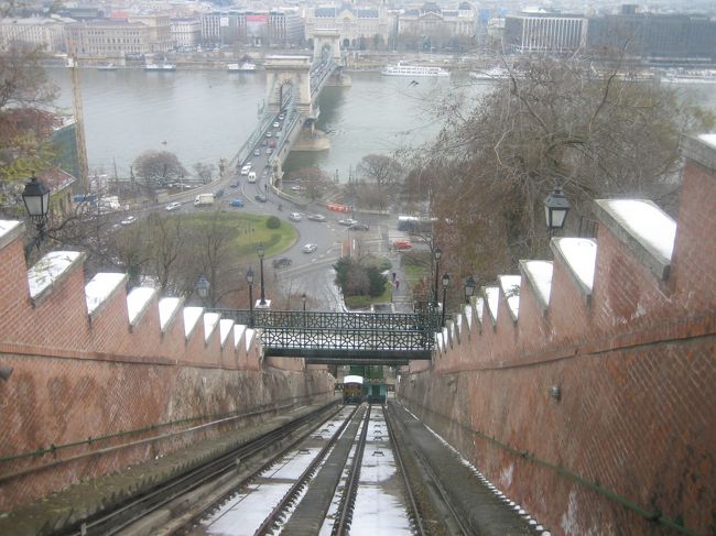 王宮の丘から<br />くさり橋の入口までつながる<br />ケーブルカー！