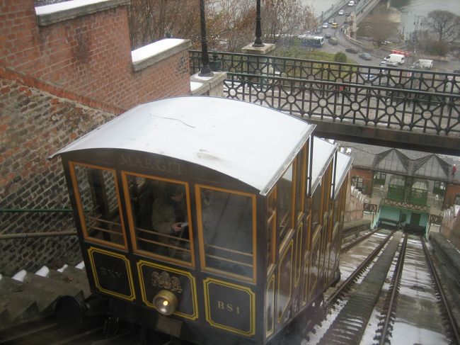 旅行会社のツアーには組み込まれない、<br />個人旅行だけの特権！<br />ケーブルカー<br />