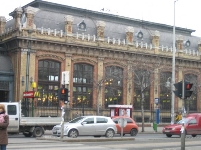 この後、国会議事堂へ。<br />ガイドツアーまでの間、<br />駅前のマクドナルドへ。<br /><br />ここ、「世界一きれいなマクドナルド」！<br />といわれてます。<br />店内はシャンデリア（？）<br />帰国後、あいのりでも登場してた。