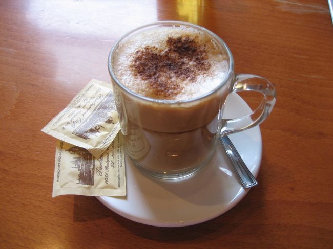 国会議事堂ガイドツアー開始までの休憩時間。<br />「メランジェ」をのむ。<br />あわ立てたミルク入りのコーヒー。<br />メランジェ。<br />この旅行で何杯のんだかわかりません。<br />だって、カフェ入って、メニュー読めなくっても<br />これだけは通じるんだもの。<br />「メランジェ」<br />