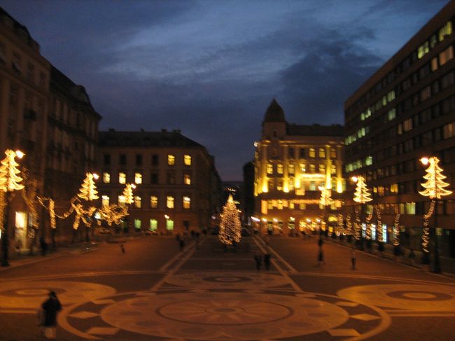 大聖堂前広場。<br />クリスマス近いから。<br />ツリーが飾られている。