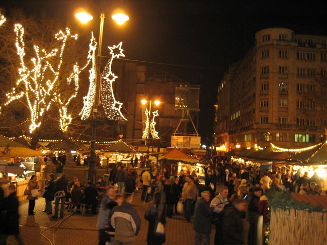 クリスマス市へ。<br />ロールキャベツと<br />グリューワイン（ホットワイン）を飲んだ。<br /><br />ワインおいしい〜。<br />あったまる。<br />ぽかぽか、ふわふわ。