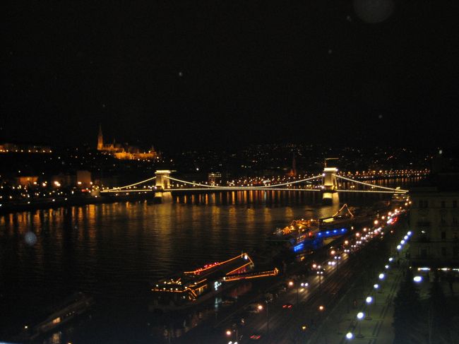 ブダベスト滞在は1日だけ。<br />ホテルのお部屋からの最初で最後の夜景。<br />また来たいな