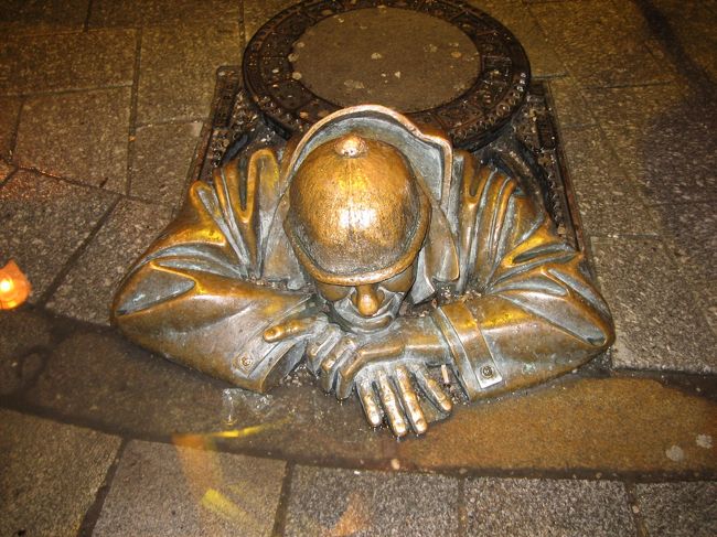 道をあるいていると、突然このような像が現れる。<br />これは、マンホールから顔だすおじさん（笑）<br /><br />ほかにも、建物の脇から双眼鏡でのぞく人とか、<br />暗いなか見つけるとちょっとびっくりする。