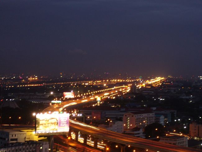 今回タイ国際航空を使いましたが当日乗換えでビエンチャンに行く便が無く、バンコク空港近くで1泊。<br />写真はホテルから中心地に向けて撮ったものです。<br />一泊するならノンカーイまでの寝台特急のたびをすればよっかったと後悔・・・