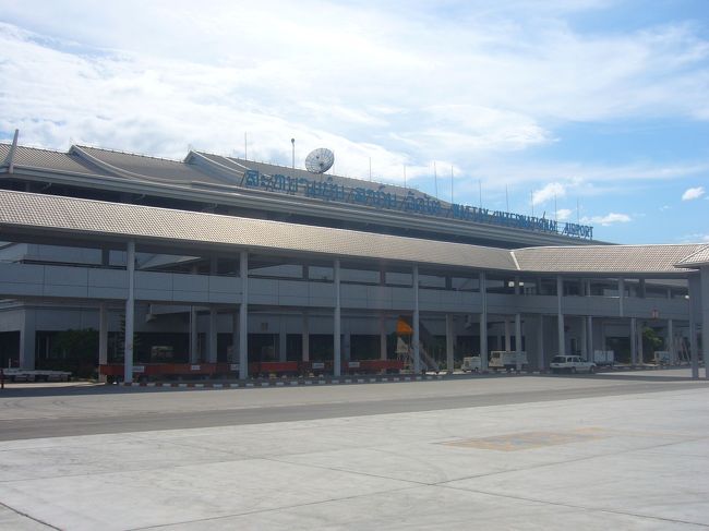 翌朝ホテルを6時半に出て空港で<br />予定より飛行機が遅れてビエンチャンへ<br />ワッタイ空港（ビエンチャン）は国際線の建物は、日本の援助で立派な近代的な建物になっています。<br />隣にある国内線は・・・