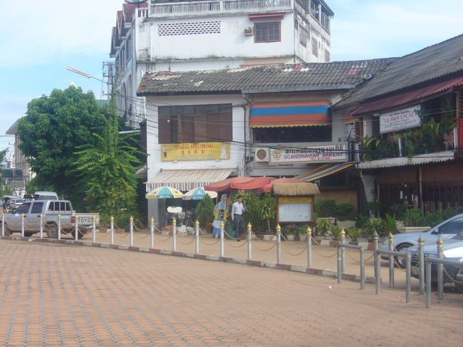 ナンプ広場には取り囲むようにしてお店が数軒あります。<br />お気に入りは投稿にもあるスカンジナビアンベーカリー。スペシャルサンドイッチは30センチぐらいのおいしいバケットのサンドで食べ応え十分インパクトも大！また食べたいな〜マフィンも美味しかったです