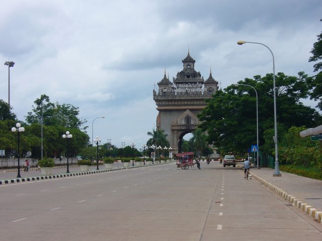 まずはパトゥーサイへ。<br />