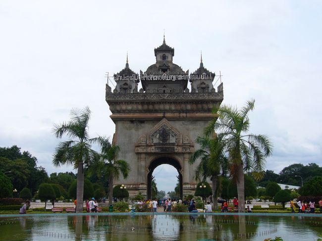 近くの駐輪場に止め近場から。