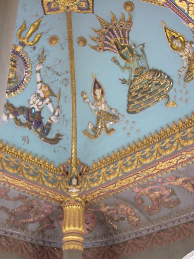 上に登る途中の踊り場から。<br />中側は装飾があります。