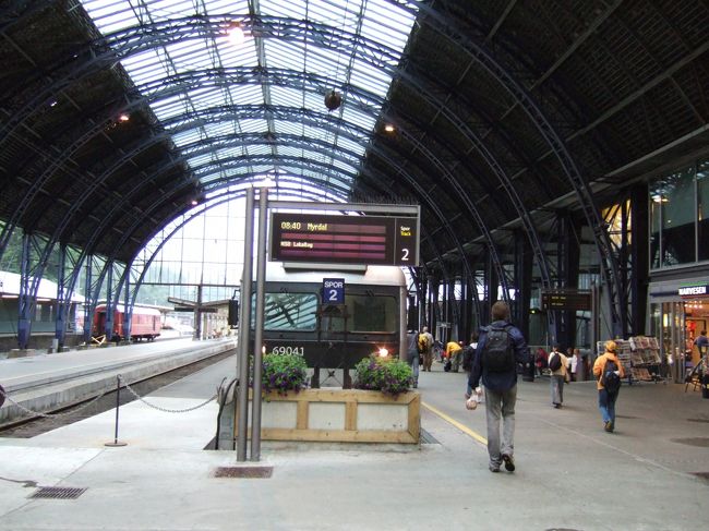 ベルゲン駅構内<br />一番楽しみにしていたフィヨルドの旅の始まりです。<br />さぁ、これからMyrdalに向けて出発です。