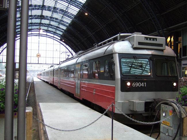 ベルゲンは年間を通して雨が多いと聞いていましたが、滞在中はずっと雨でした。<br />フィヨルドに行く日は晴れを期待していましたが、やはり、今日も朝から雨。<br />せっかくのフィヨルド観光なのに・・・<br /><br />晴れる事を祈りながら、早朝列車に乗り込み、車窓の風景の変化を楽しみました。