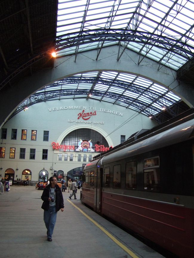 ベルゲン滞在３日目は、ソグネフィヨルド観光♪<br />出発前、日本からネットでfiord toursのツアーを予約。<br />無事、ベルゲン駅構内にあるノルウェー国鉄（NBS）オフィスでチケットを受け取り出発。<br />料金は１人945NOK、コースは日帰りでベルゲン発着を選びました。<br /><br />08:40　 train from bergen<br />10:50　 myrdal<br />11:50    to flam<br />15:35    boat from flam<br />20:40    to bergen<br /><br />ツアーチケットは以下で購入しました。<br />http://www.fjord-tours.com/default.asp?sprak=7<br />出発直前に申し込んだのですが、チケットはベルゲン駅で受け取ることができました。<br />予約後「booking conflrmation」をプリントアウトして持参。チケット受け取りの際、安心でした！