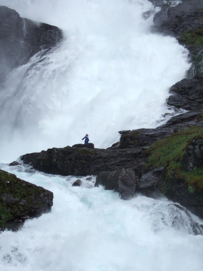 ショスフォッセンの滝<br /><br />ミュールダールを出発して１０分後、列車は滝で１０分くらい停車してくれます。<br />滝の中央に、音楽とともに青い服をきた女性が登場してきたので写真を撮ってみました。わかるかなぁ？<br />凄い勢いで流れる滝も忘れられませんが、<br />それ以上に、滝に現れた女性は怖くないのかとずっと気になって眺めてました（笑）<br />