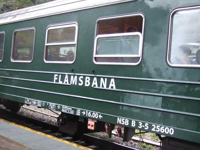 ミュールダール駅からフロム鉄道に乗り換えるときは、少々混雑しました！<br />わたしは進行方向を右側に座りました。<br />ショスフォッセンの滝は右側から見られます。