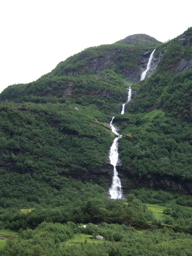 フロム駅まで１時間ですが、その間、目が離せない絶景が続きます。<br />勇壮な滝の移り変わるパノラマを楽しみながら、<br />思わず「すご〜い」と叫びたくなりますよ、ホント感動の連続です！！