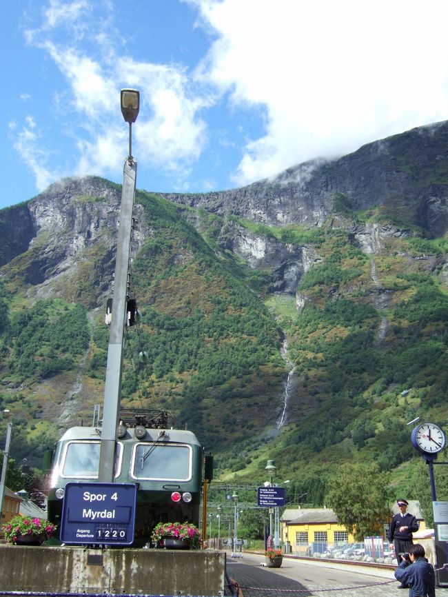 フロム駅に到着<br />ベルゲンを出発したときは、雨だったのに、フィヨルドに着くころにはこんなにきれいな青空が迎えてくれました。<br />フィヨルドも期待が膨らみます。