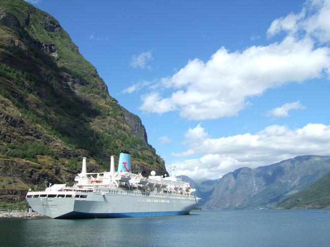 入り江にはとても大きな客船が停泊していました。<br />