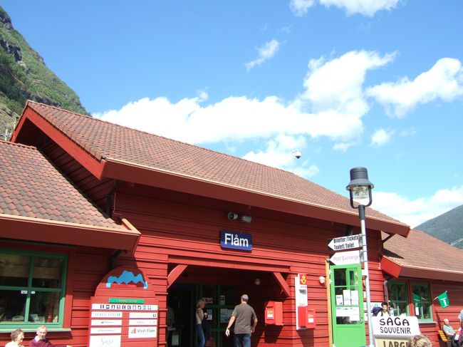 フロム駅<br /><br />時間潰しにブラブラしてるとき、<br />ここで面白い絵はがきを見つけました。<br /><br />壮大なフィヨルドをバックに裸体の色白男性が後ろ向きで立って映った絵はがき「フィヨルドメン！」<br />（イケメンかどうかわかりません…笑！）<br />これは、日本にいる女友達に送るしかないと即買い送ったところ、やっぱり大好評！？でした♪<br /><br />他にも調子こきすぎて、きわどいのもありましたよ♪<br />わたしは買ってませんが…。笑！<br />