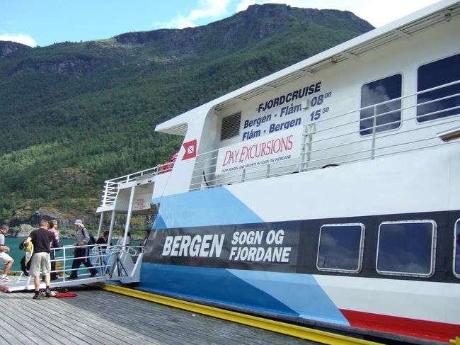 これから高速艇に乗ってベルゲンへ<br />ソグネフィヨルドを思い切り満喫できる5.5時間の船旅の始まり…のはずが…！？<br /><br />旅の疲れがどっと出たのか、ビール飲んで心地よかったのか数時間くらい船内で爆睡してしまいました。汗！<br />ベルゲンに着いても未だ寝ているわたしの肩を友人がトントン！って。。<br />最初に眺めたフィヨルドの記憶しか残ってない。。