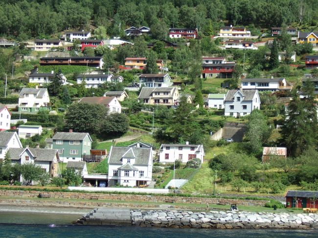 海沿いには色とりどりの家が並んでました。<br />とても可愛らしい風景でした。