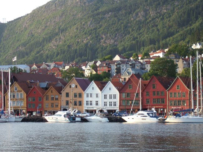 無事船旅を終えて、夜21:00前にベルゲンの港に到着！<br />でも、まだこんなに明るいです。<br />きょうは、魚市場の近くにある「Lido」で夕食です。<br />プリプリのお魚料理とビールは美味しかった〜。<br /><br />明日にはベルゲンを発ちますが、まだまだここに居たい気分です。<br /><br />(北欧記　No.4に続きます）<br />http://4travel.jp/traveler/tsukky/album/10084813/