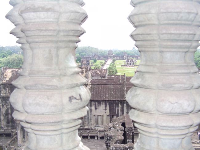 内部の格子から見る遠景