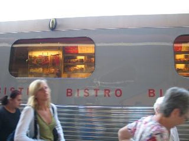 電車。カフェがついています。