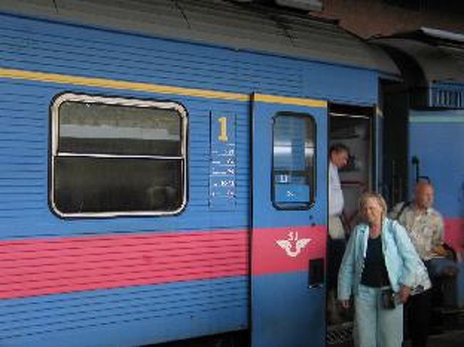 １等車は、指定席でクッションもよくて快適です。