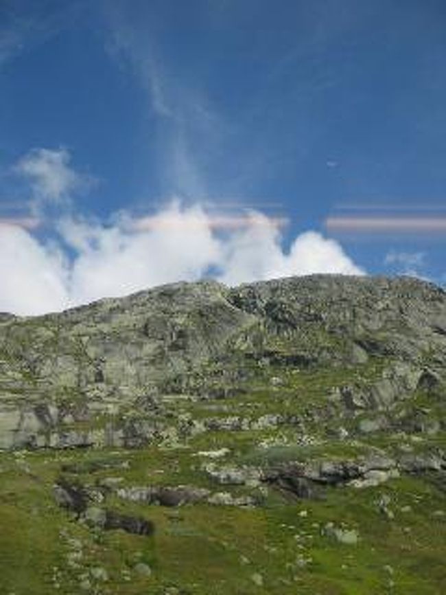 車窓からの眺め。以前は、氷河に覆われていたのですって。地球温暖化によりこのような姿に。深刻ですね。