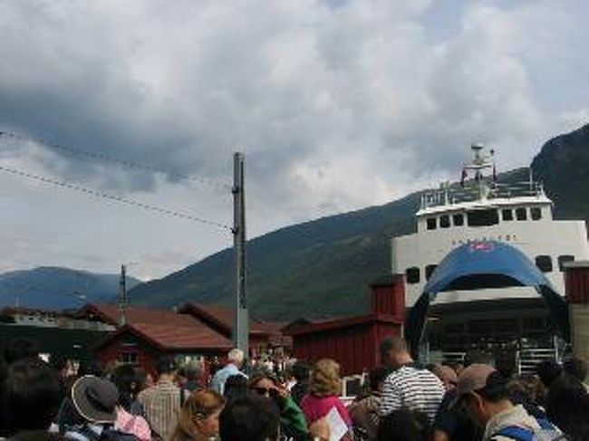 フロムからグドヴァンゲンまでフェリーで移動。<br />世界中から観光客が〜〜